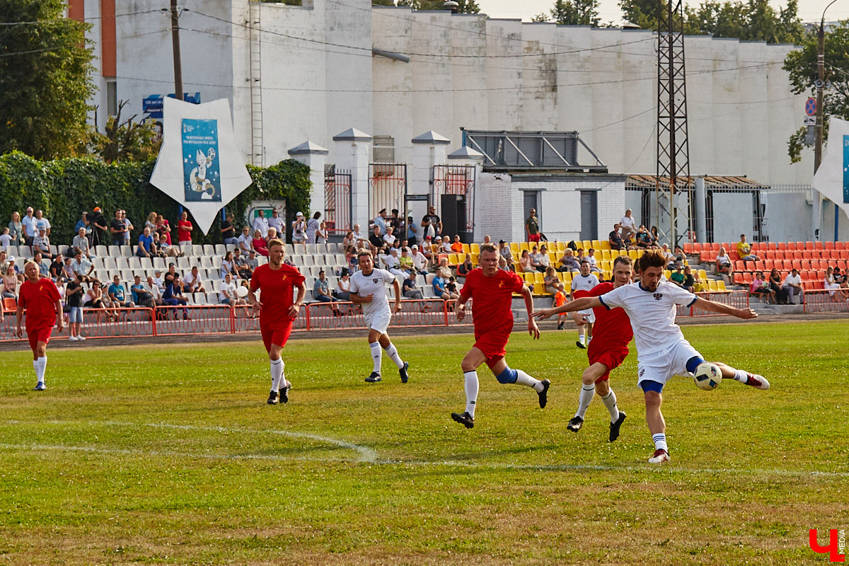 Для тех, кто работал, отдыхал за городом или по любым другим причинам не смог посетить 1032-й день рождения города Владимира, «Ключ-Медиа» постарался запечатлеть как можно больше интересных событий праздника. Привязанный к жизни региона косплей, уличное искусство, гоночные машины, звёздный футбол, долгожданный концерт на Соборной, проекция фильма на фонтане и шоу с огнемётами — это и многое другое в нашем большом фоторепортаже! 