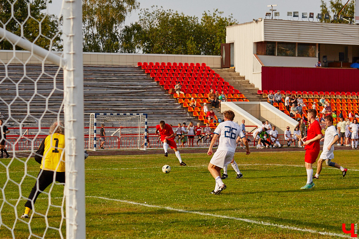 Для тех, кто работал, отдыхал за городом или по любым другим причинам не смог посетить 1032-й день рождения города Владимира, «Ключ-Медиа» постарался запечатлеть как можно больше интересных событий праздника. Привязанный к жизни региона косплей, уличное искусство, гоночные машины, звёздный футбол, долгожданный концерт на Соборной, проекция фильма на фонтане и шоу с огнемётами — это и многое другое в нашем большом фоторепортаже! 