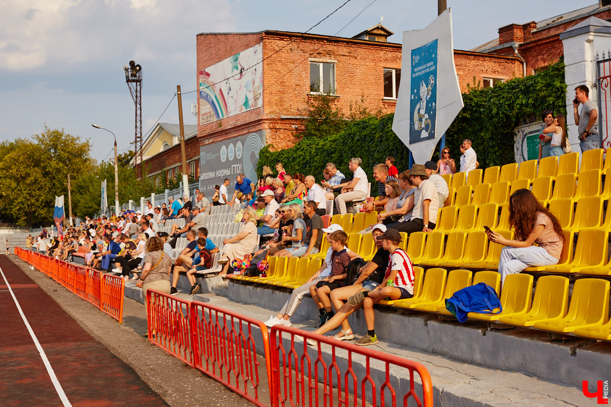 Для тех, кто работал, отдыхал за городом или по любым другим причинам не смог посетить 1032-й день рождения города Владимира, «Ключ-Медиа» постарался запечатлеть как можно больше интересных событий праздника. Привязанный к жизни региона косплей, уличное искусство, гоночные машины, звёздный футбол, долгожданный концерт на Соборной, проекция фильма на фонтане и шоу с огнемётами — это и многое другое в нашем большом фоторепортаже! 