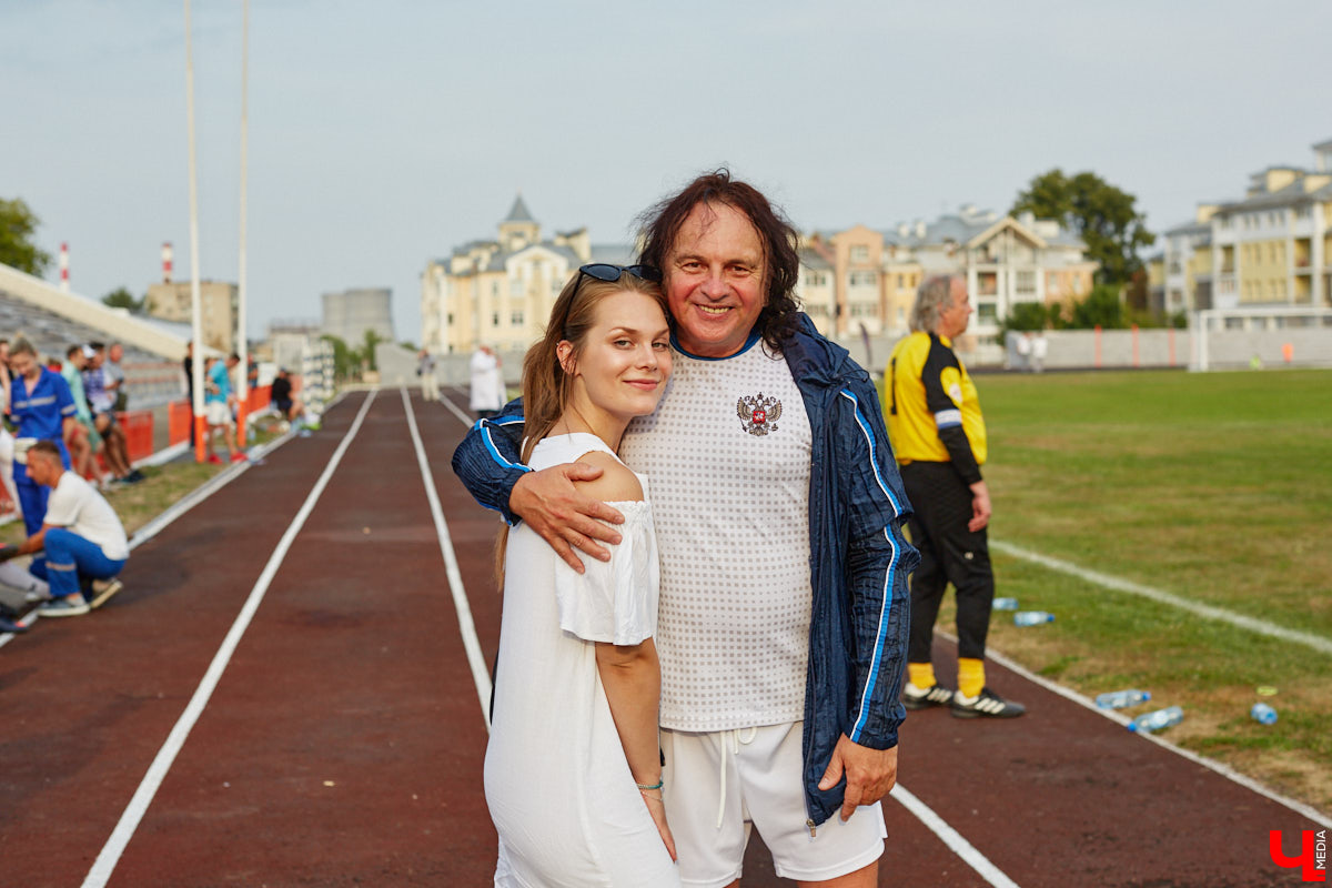 Для тех, кто работал, отдыхал за городом или по любым другим причинам не смог посетить 1032-й день рождения города Владимира, «Ключ-Медиа» постарался запечатлеть как можно больше интересных событий праздника. Привязанный к жизни региона косплей, уличное искусство, гоночные машины, звёздный футбол, долгожданный концерт на Соборной, проекция фильма на фонтане и шоу с огнемётами — это и многое другое в нашем большом фоторепортаже! 