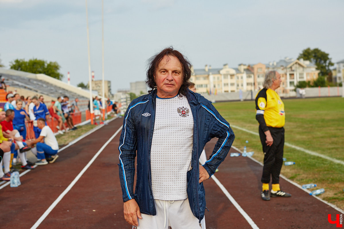 Для тех, кто работал, отдыхал за городом или по любым другим причинам не смог посетить 1032-й день рождения города Владимира, «Ключ-Медиа» постарался запечатлеть как можно больше интересных событий праздника. Привязанный к жизни региона косплей, уличное искусство, гоночные машины, звёздный футбол, долгожданный концерт на Соборной, проекция фильма на фонтане и шоу с огнемётами — это и многое другое в нашем большом фоторепортаже! 