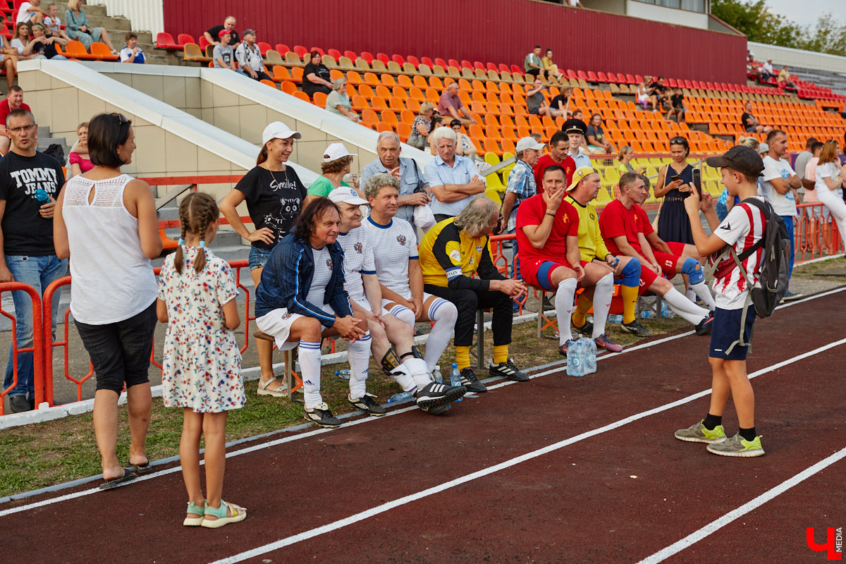 Для тех, кто работал, отдыхал за городом или по любым другим причинам не смог посетить 1032-й день рождения города Владимира, «Ключ-Медиа» постарался запечатлеть как можно больше интересных событий праздника. Привязанный к жизни региона косплей, уличное искусство, гоночные машины, звёздный футбол, долгожданный концерт на Соборной, проекция фильма на фонтане и шоу с огнемётами — это и многое другое в нашем большом фоторепортаже! 