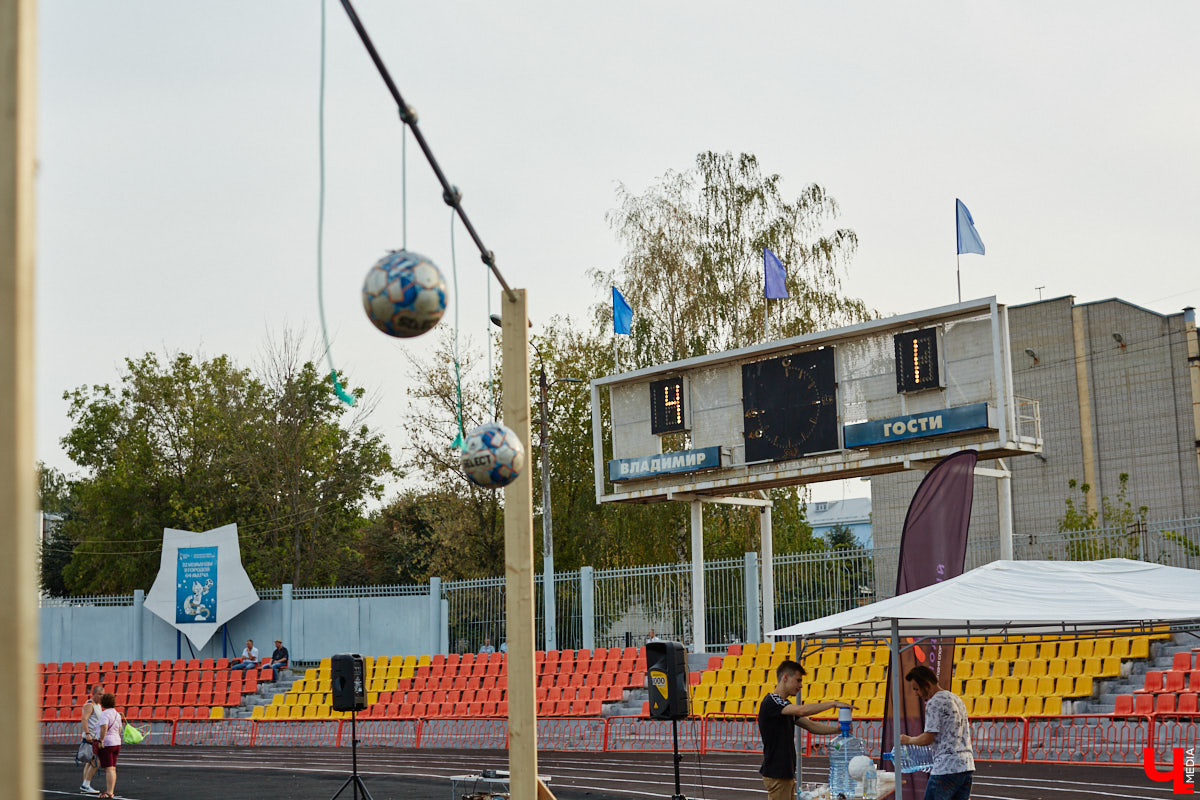 Для тех, кто работал, отдыхал за городом или по любым другим причинам не смог посетить 1032-й день рождения города Владимира, «Ключ-Медиа» постарался запечатлеть как можно больше интересных событий праздника. Привязанный к жизни региона косплей, уличное искусство, гоночные машины, звёздный футбол, долгожданный концерт на Соборной, проекция фильма на фонтане и шоу с огнемётами — это и многое другое в нашем большом фоторепортаже! 