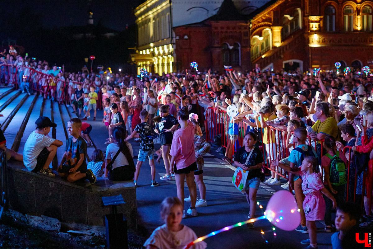 Для тех, кто работал, отдыхал за городом или по любым другим причинам не смог посетить 1032-й день рождения города Владимира, «Ключ-Медиа» постарался запечатлеть как можно больше интересных событий праздника. Привязанный к жизни региона косплей, уличное искусство, гоночные машины, звёздный футбол, долгожданный концерт на Соборной, проекция фильма на фонтане и шоу с огнемётами — это и многое другое в нашем большом фоторепортаже! 