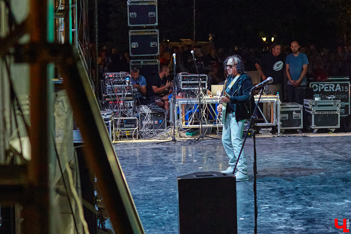 Для тех, кто работал, отдыхал за городом или по любым другим причинам не смог посетить 1032-й день рождения города Владимира, «Ключ-Медиа» постарался запечатлеть как можно больше интересных событий праздника. Привязанный к жизни региона косплей, уличное искусство, гоночные машины, звёздный футбол, долгожданный концерт на Соборной, проекция фильма на фонтане и шоу с огнемётами — это и многое другое в нашем большом фоторепортаже! 