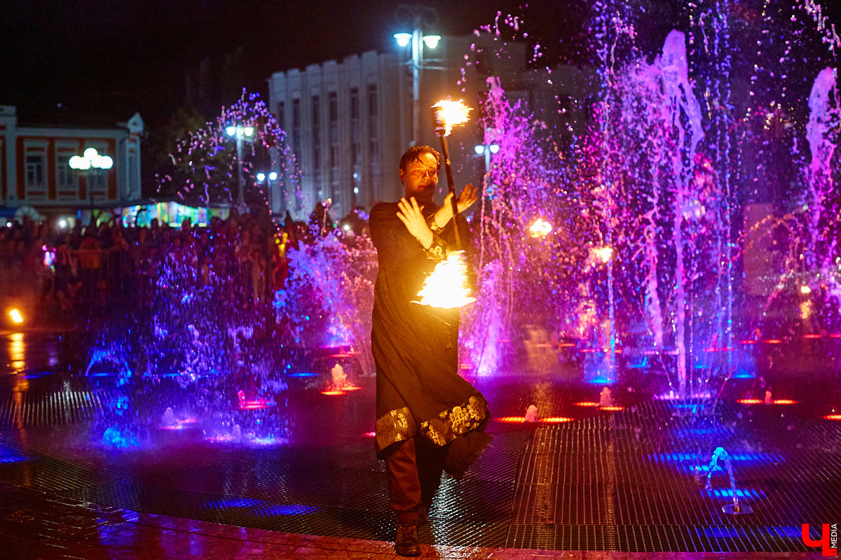 Для тех, кто работал, отдыхал за городом или по любым другим причинам не смог посетить 1032-й день рождения города Владимира, «Ключ-Медиа» постарался запечатлеть как можно больше интересных событий праздника. Привязанный к жизни региона косплей, уличное искусство, гоночные машины, звёздный футбол, долгожданный концерт на Соборной, проекция фильма на фонтане и шоу с огнемётами — это и многое другое в нашем большом фоторепортаже! 