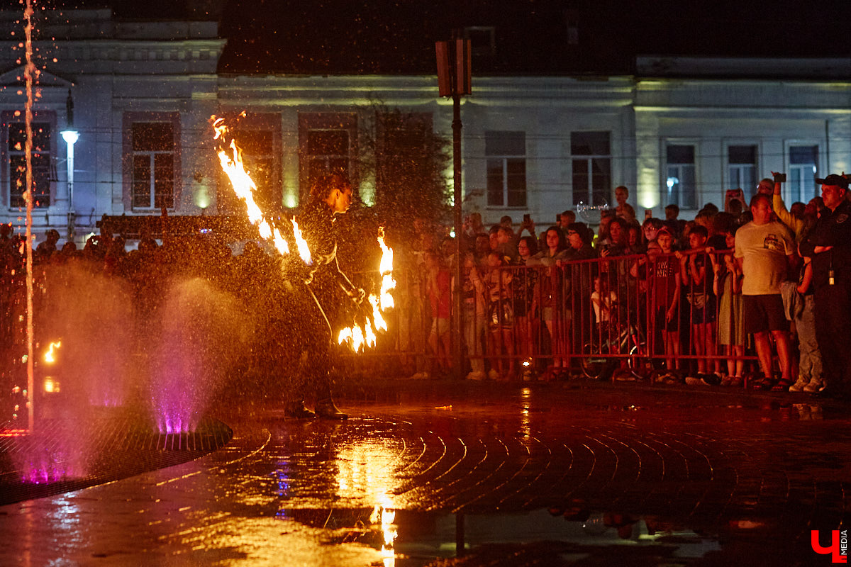 Для тех, кто работал, отдыхал за городом или по любым другим причинам не смог посетить 1032-й день рождения города Владимира, «Ключ-Медиа» постарался запечатлеть как можно больше интересных событий праздника. Привязанный к жизни региона косплей, уличное искусство, гоночные машины, звёздный футбол, долгожданный концерт на Соборной, проекция фильма на фонтане и шоу с огнемётами — это и многое другое в нашем большом фоторепортаже! 