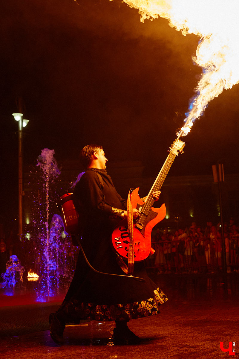 Для тех, кто работал, отдыхал за городом или по любым другим причинам не смог посетить 1032-й день рождения города Владимира, «Ключ-Медиа» постарался запечатлеть как можно больше интересных событий праздника. Привязанный к жизни региона косплей, уличное искусство, гоночные машины, звёздный футбол, долгожданный концерт на Соборной, проекция фильма на фонтане и шоу с огнемётами — это и многое другое в нашем большом фоторепортаже! 