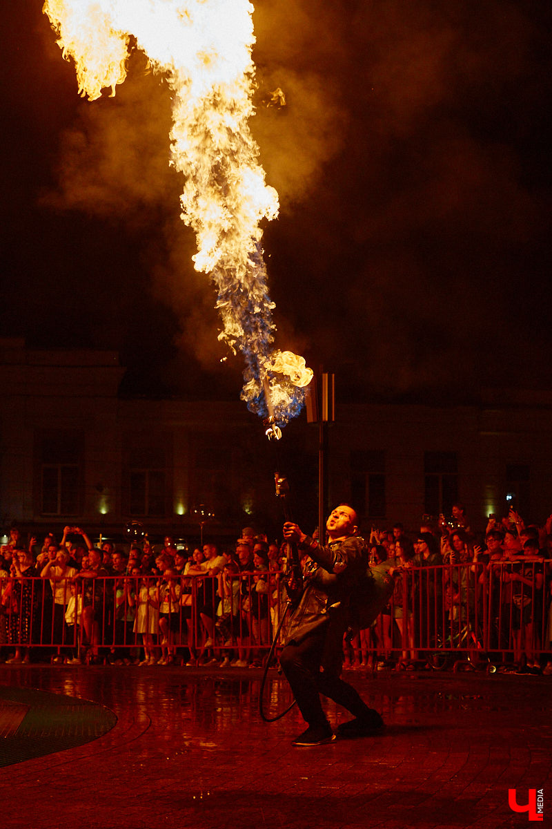 Для тех, кто работал, отдыхал за городом или по любым другим причинам не смог посетить 1032-й день рождения города Владимира, «Ключ-Медиа» постарался запечатлеть как можно больше интересных событий праздника. Привязанный к жизни региона косплей, уличное искусство, гоночные машины, звёздный футбол, долгожданный концерт на Соборной, проекция фильма на фонтане и шоу с огнемётами — это и многое другое в нашем большом фоторепортаже! 
