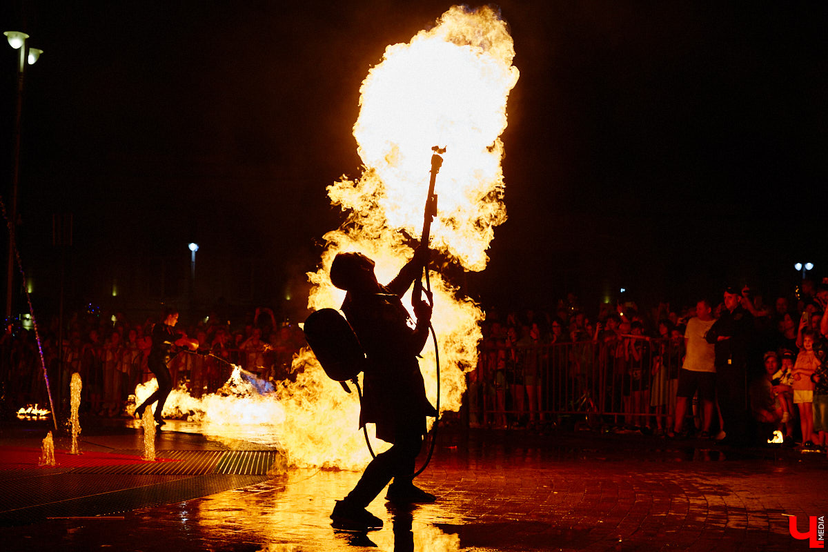 Для тех, кто работал, отдыхал за городом или по любым другим причинам не смог посетить 1032-й день рождения города Владимира, «Ключ-Медиа» постарался запечатлеть как можно больше интересных событий праздника. Привязанный к жизни региона косплей, уличное искусство, гоночные машины, звёздный футбол, долгожданный концерт на Соборной, проекция фильма на фонтане и шоу с огнемётами — это и многое другое в нашем большом фоторепортаже! 