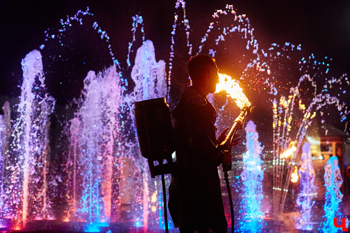 Для тех, кто работал, отдыхал за городом или по любым другим причинам не смог посетить 1032-й день рождения города Владимира, «Ключ-Медиа» постарался запечатлеть как можно больше интересных событий праздника. Привязанный к жизни региона косплей, уличное искусство, гоночные машины, звёздный футбол, долгожданный концерт на Соборной, проекция фильма на фонтане и шоу с огнемётами — это и многое другое в нашем большом фоторепортаже! 