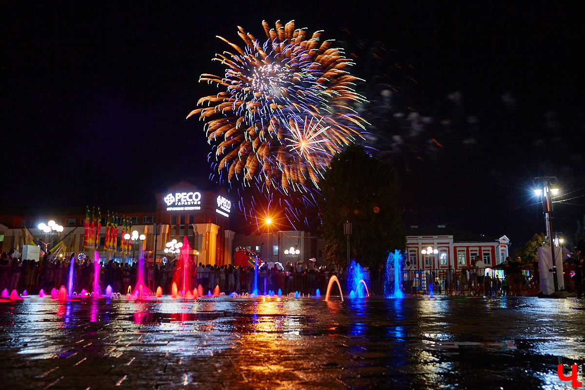 Для тех, кто работал, отдыхал за городом или по любым другим причинам не смог посетить 1032-й день рождения города Владимира, «Ключ-Медиа» постарался запечатлеть как можно больше интересных событий праздника. Привязанный к жизни региона косплей, уличное искусство, гоночные машины, звёздный футбол, долгожданный концерт на Соборной, проекция фильма на фонтане и шоу с огнемётами — это и многое другое в нашем большом фоторепортаже! 