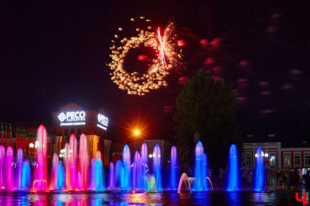 Для тех, кто работал, отдыхал за городом или по любым другим причинам не смог посетить 1032-й день рождения города Владимира, «Ключ-Медиа» постарался запечатлеть как можно больше интересных событий праздника. Привязанный к жизни региона косплей, уличное искусство, гоночные машины, звёздный футбол, долгожданный концерт на Соборной, проекция фильма на фонтане и шоу с огнемётами — это и многое другое в нашем большом фоторепортаже! 