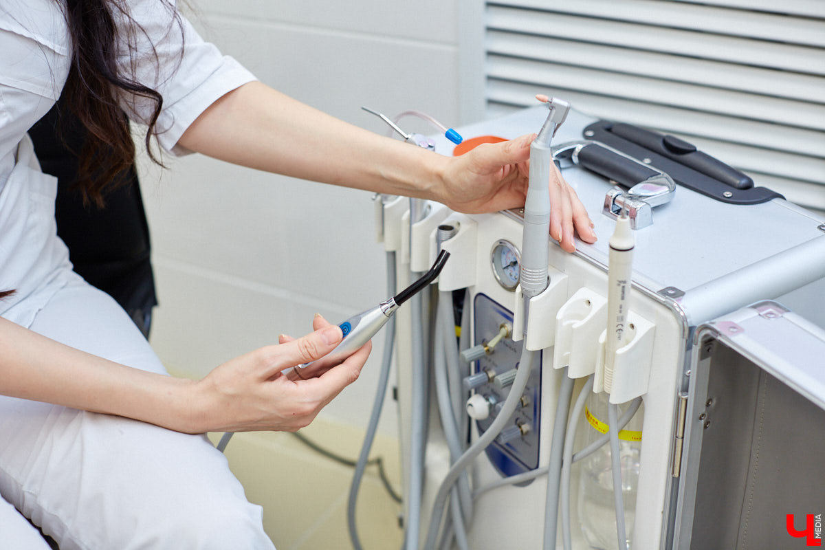 Мало кто знает, но животных надо регулярно показывать стоматологу. Профилактика и лечение полости рта может решить много проблем. И если чистка и удаление зубов — уже процедура привычная, то брекетами удивить еще можно. Кому они показаны, и где их можно установить? Разбираемся вместе.