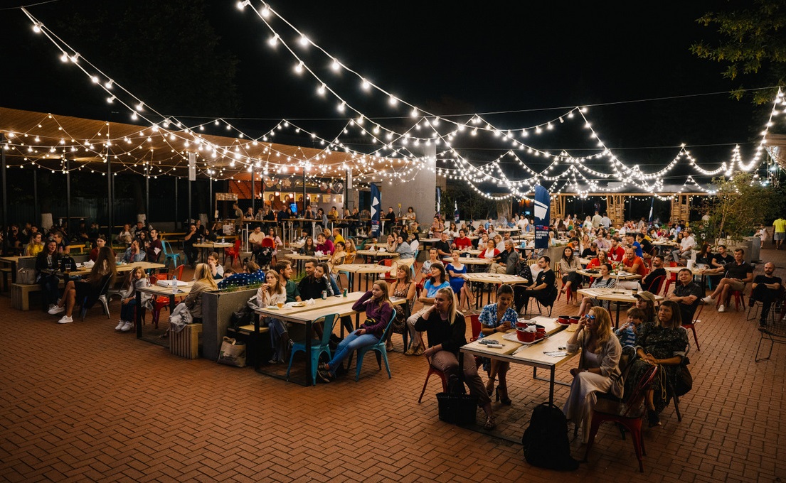 Розыгрыши, праздничный салют и незабываемое afterparty: гастромаркет на Студеной шумно отметит свой третий день рождения! Хедлайнерами торжества станут музыканты группы «Рекорд Оркестр». Изучайте афишу заранее, чтобы не пропустить самое интересное.