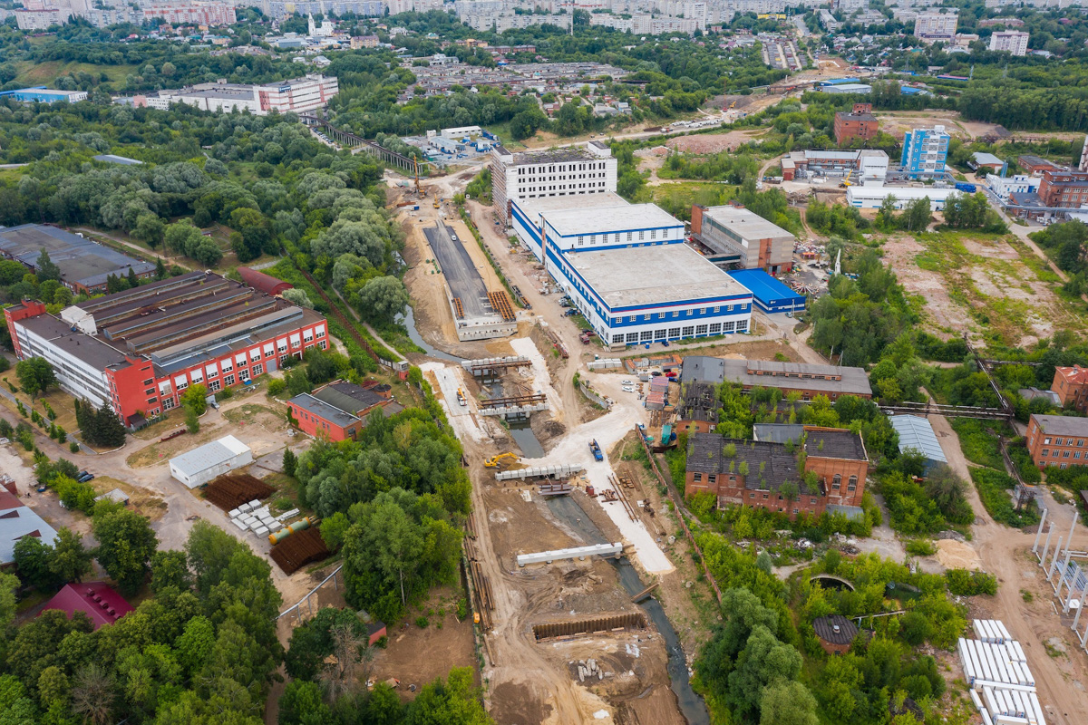 Жителям микрорайона Доброе, которые пользуются общественным транспортом, обещают специальную полосу для автобусов и троллейбусов. Она сократит время в пути, и собираться на работу можно будет спокойнее. Когда же конкретно появится долгожданная буква «А» на асфальте? И станет ли когда-нибудь мечта о пешеходной зоной в центре реальностью?