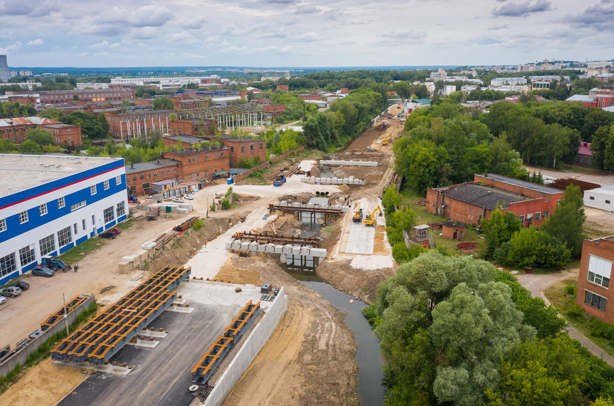 Жителям микрорайона Доброе, которые пользуются общественным транспортом, обещают специальную полосу для автобусов и троллейбусов. Она сократит время в пути, и собираться на работу можно будет спокойнее. Когда же конкретно появится долгожданная буква «А» на асфальте? И станет ли когда-нибудь мечта о пешеходной зоной в центре реальностью?