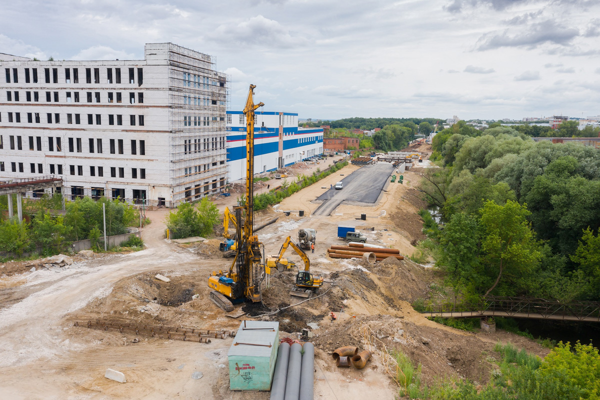 Жителям микрорайона Доброе, которые пользуются общественным транспортом, обещают специальную полосу для автобусов и троллейбусов. Она сократит время в пути, и собираться на работу можно будет спокойнее. Когда же конкретно появится долгожданная буква «А» на асфальте? И станет ли когда-нибудь мечта о пешеходной зоной в центре реальностью?