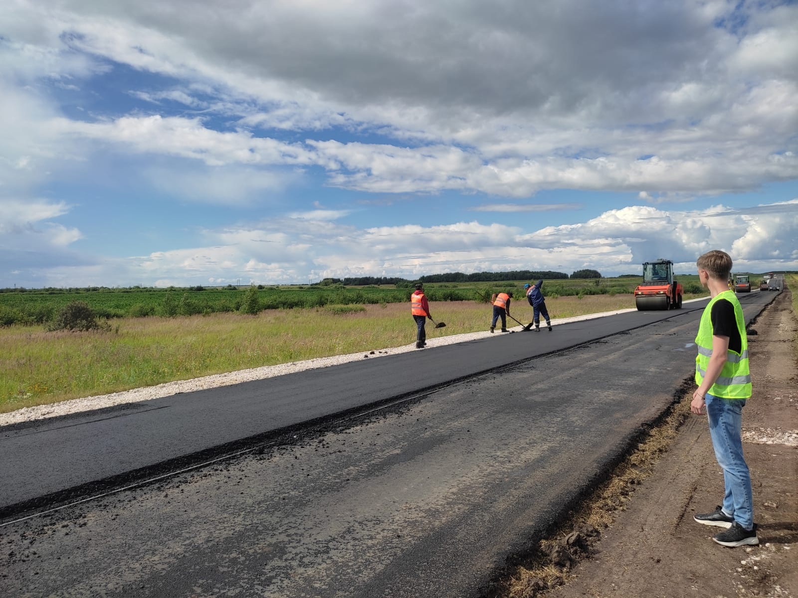Жителям микрорайона Доброе, которые пользуются общественным транспортом, обещают специальную полосу для автобусов и троллейбусов. Она сократит время в пути, и собираться на работу можно будет спокойнее. Когда же конкретно появится долгожданная буква «А» на асфальте? И станет ли когда-нибудь мечта о пешеходной зоной в центре реальностью?