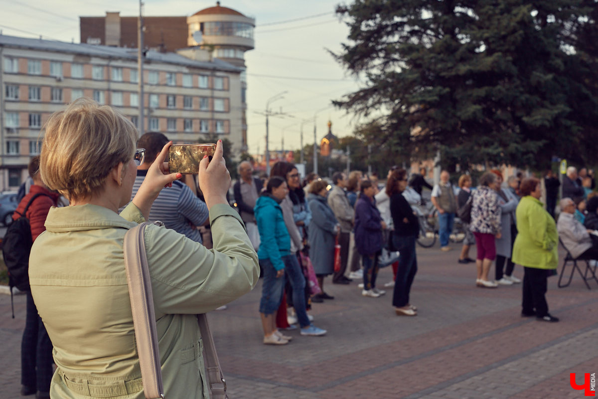 Жителям микрорайона Доброе, которые пользуются общественным транспортом, обещают специальную полосу для автобусов и троллейбусов. Она сократит время в пути, и собираться на работу можно будет спокойнее. Когда же конкретно появится долгожданная буква «А» на асфальте? И станет ли когда-нибудь мечта о пешеходной зоной в центре реальностью?