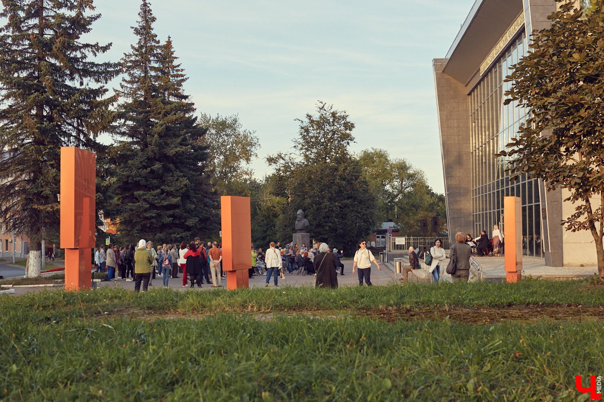 Жителям микрорайона Доброе, которые пользуются общественным транспортом, обещают специальную полосу для автобусов и троллейбусов. Она сократит время в пути, и собираться на работу можно будет спокойнее. Когда же конкретно появится долгожданная буква «А» на асфальте? И станет ли когда-нибудь мечта о пешеходной зоной в центре реальностью?