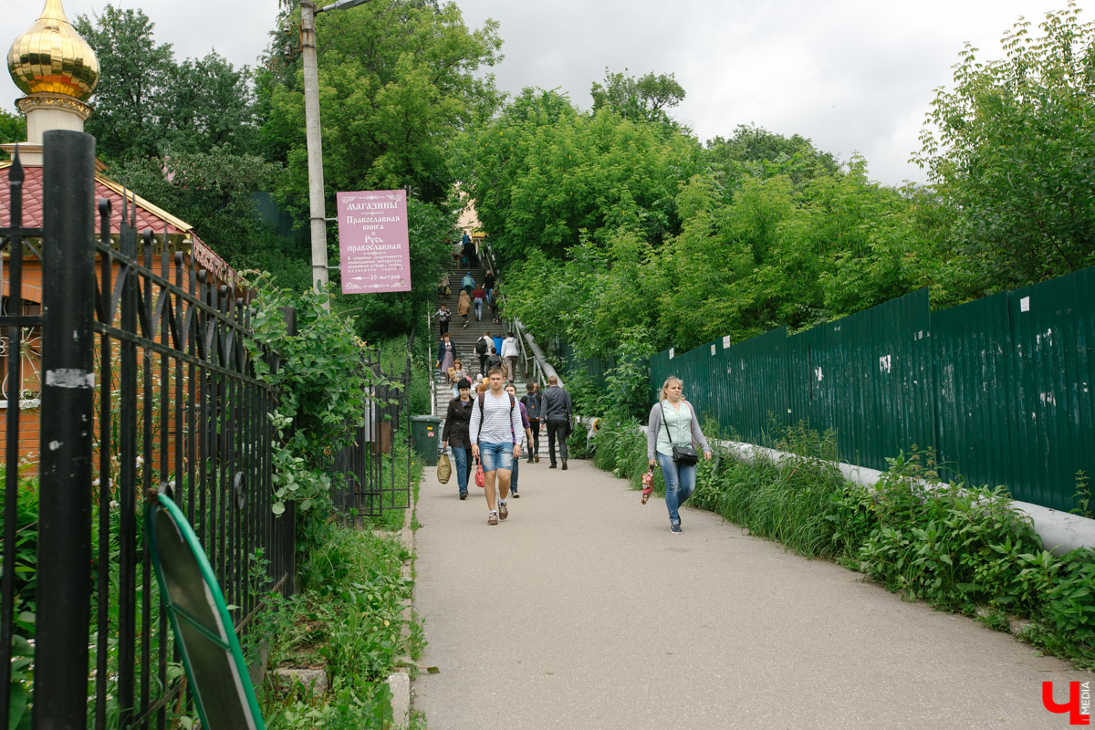 Жителям микрорайона Доброе, которые пользуются общественным транспортом, обещают специальную полосу для автобусов и троллейбусов. Она сократит время в пути, и собираться на работу можно будет спокойнее. Когда же конкретно появится долгожданная буква «А» на асфальте? И станет ли когда-нибудь мечта о пешеходной зоной в центре реальностью?
