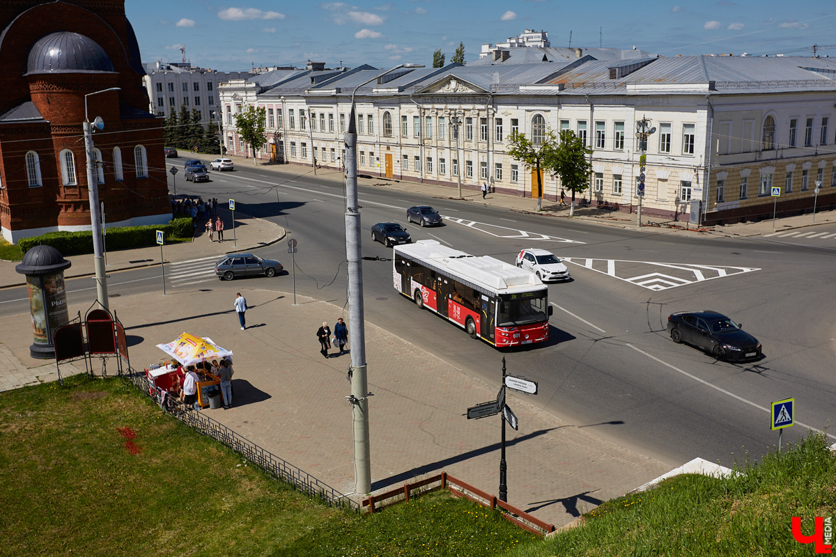 Жителям микрорайона Доброе, которые пользуются общественным транспортом, обещают специальную полосу для автобусов и троллейбусов. Она сократит время в пути, и собираться на работу можно будет спокойнее. Когда же конкретно появится долгожданная буква «А» на асфальте? И станет ли когда-нибудь мечта о пешеходной зоной в центре реальностью?