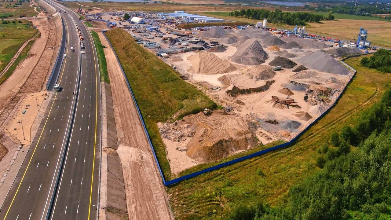 Жителям микрорайона Доброе, которые пользуются общественным транспортом, обещают специальную полосу для автобусов и троллейбусов. Она сократит время в пути, и собираться на работу можно будет спокойнее. Когда же конкретно появится долгожданная буква «А» на асфальте? И станет ли когда-нибудь мечта о пешеходной зоной в центре реальностью?