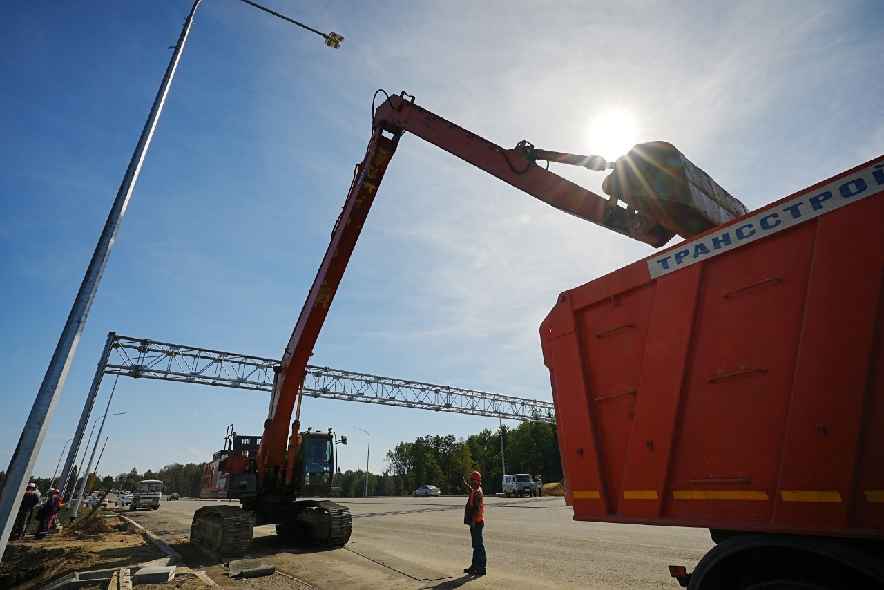 Жителям микрорайона Доброе, которые пользуются общественным транспортом, обещают специальную полосу для автобусов и троллейбусов. Она сократит время в пути, и собираться на работу можно будет спокойнее. Когда же конкретно появится долгожданная буква «А» на асфальте? И станет ли когда-нибудь мечта о пешеходной зоной в центре реальностью?
