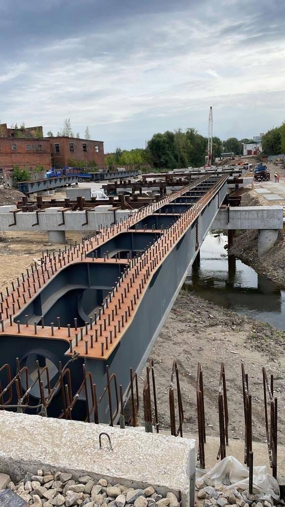 Жителям микрорайона Доброе, которые пользуются общественным транспортом, обещают специальную полосу для автобусов и троллейбусов. Она сократит время в пути, и собираться на работу можно будет спокойнее. Когда же конкретно появится долгожданная буква «А» на асфальте? И станет ли когда-нибудь мечта о пешеходной зоной в центре реальностью?