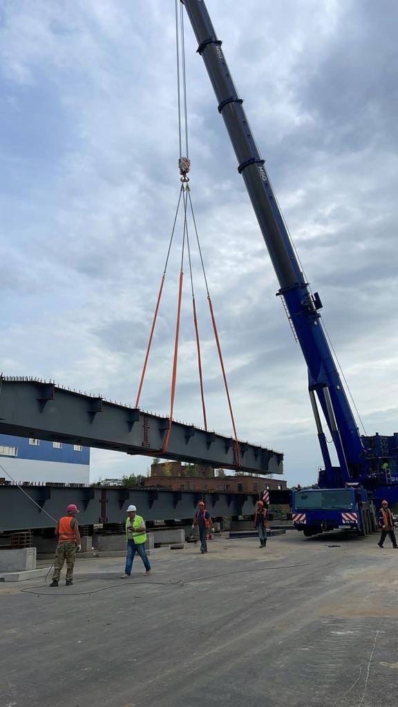 Жителям микрорайона Доброе, которые пользуются общественным транспортом, обещают специальную полосу для автобусов и троллейбусов. Она сократит время в пути, и собираться на работу можно будет спокойнее. Когда же конкретно появится долгожданная буква «А» на асфальте? И станет ли когда-нибудь мечта о пешеходной зоной в центре реальностью?