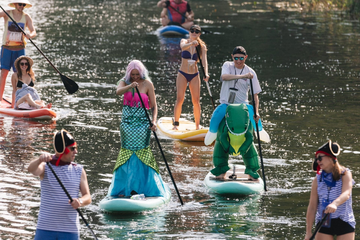 Вы успели прокатиться этим летом на сапе? Если нет, тогда заканчивайте свои дела пораньше и срочно к воде. Лучше на Каменку, но можно и в Загородный парк. У вас остался последний теплый день, чтобы насладиться моментом. А пока заряжаемся энергией от тех, кто уже познал смысл данного развлечения и даже принял участие в первом сап-карнавале!