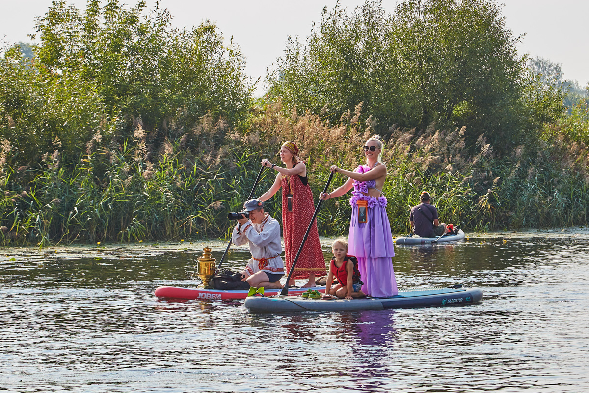 Вы успели прокатиться этим летом на сапе? Если нет, тогда заканчивайте свои дела пораньше и срочно к воде. Лучше на Каменку, но можно и в Загородный парк. У вас остался последний теплый день, чтобы насладиться моментом. А пока заряжаемся энергией от тех, кто уже познал смысл данного развлечения и даже принял участие в первом сап-карнавале!