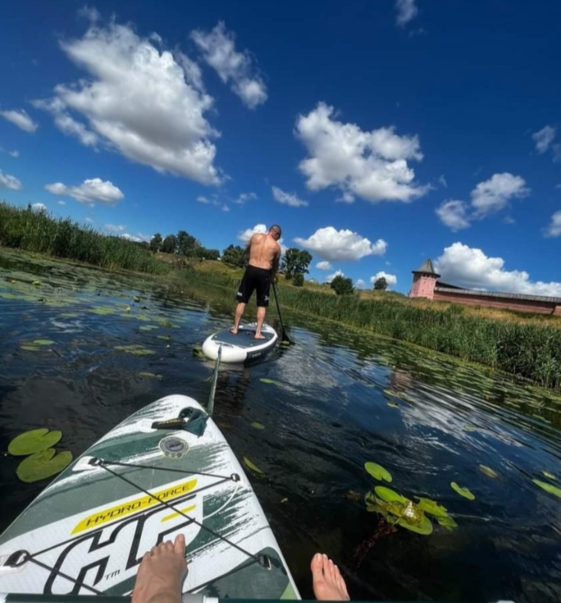 Вы успели прокатиться этим летом на сапе? Если нет, тогда заканчивайте свои дела пораньше и срочно к воде. Лучше на Каменку, но можно и в Загородный парк. У вас остался последний теплый день, чтобы насладиться моментом. А пока заряжаемся энергией от тех, кто уже познал смысл данного развлечения и даже принял участие в первом сап-карнавале!