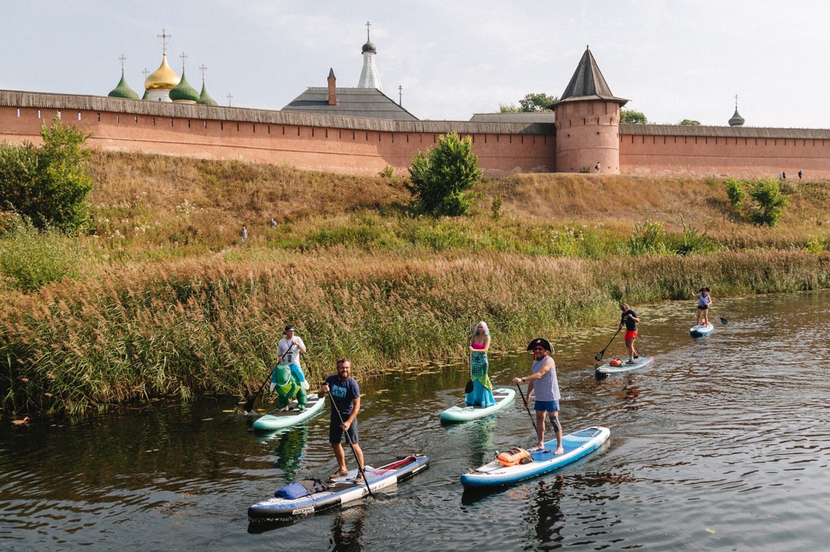 Вы успели прокатиться этим летом на сапе? Если нет, тогда заканчивайте свои дела пораньше и срочно к воде. Лучше на Каменку, но можно и в Загородный парк. У вас остался последний теплый день, чтобы насладиться моментом. А пока заряжаемся энергией от тех, кто уже познал смысл данного развлечения и даже принял участие в первом сап-карнавале!
