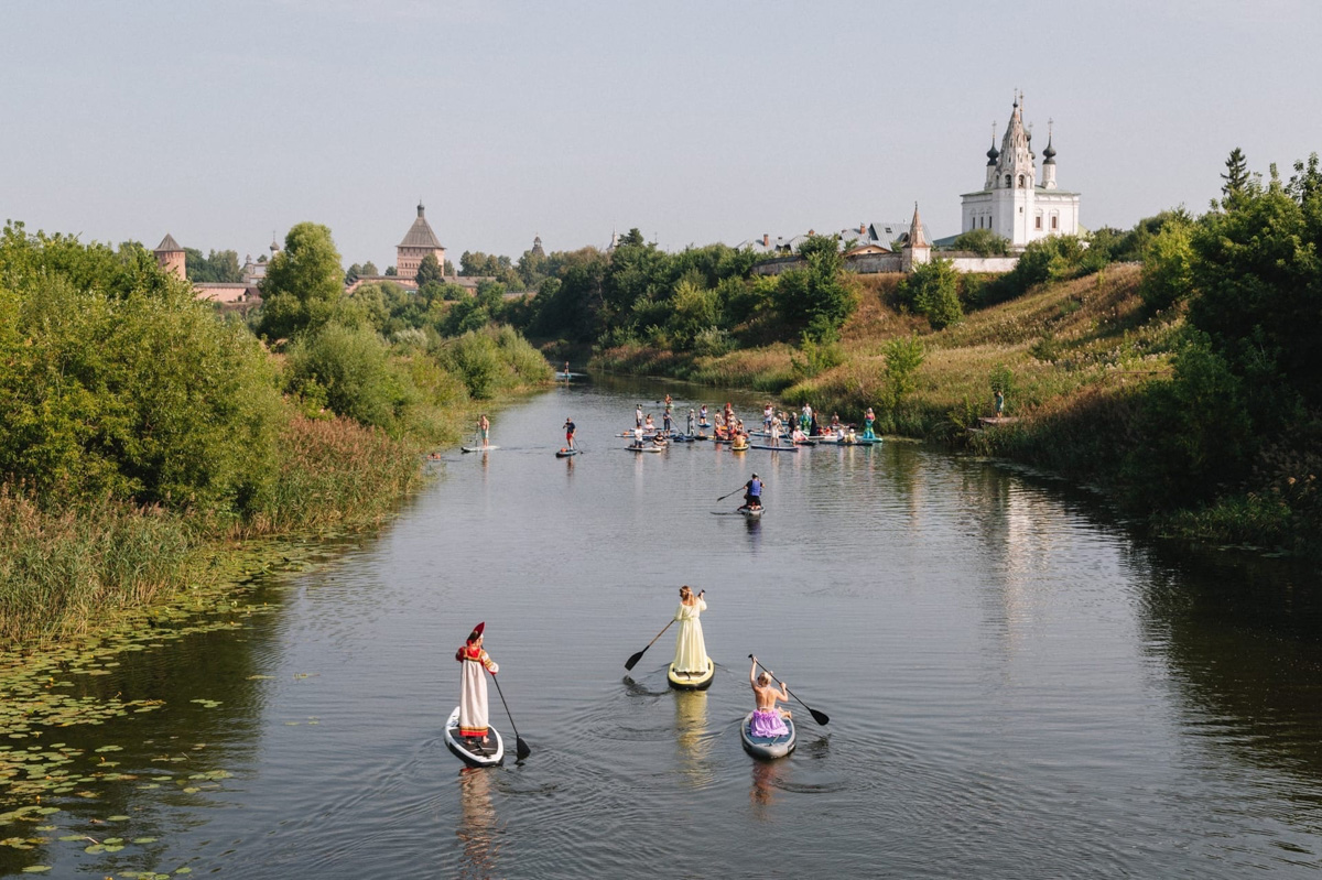 Вы успели прокатиться этим летом на сапе? Если нет, тогда заканчивайте свои дела пораньше и срочно к воде. Лучше на Каменку, но можно и в Загородный парк. У вас остался последний теплый день, чтобы насладиться моментом. А пока заряжаемся энергией от тех, кто уже познал смысл данного развлечения и даже принял участие в первом сап-карнавале!