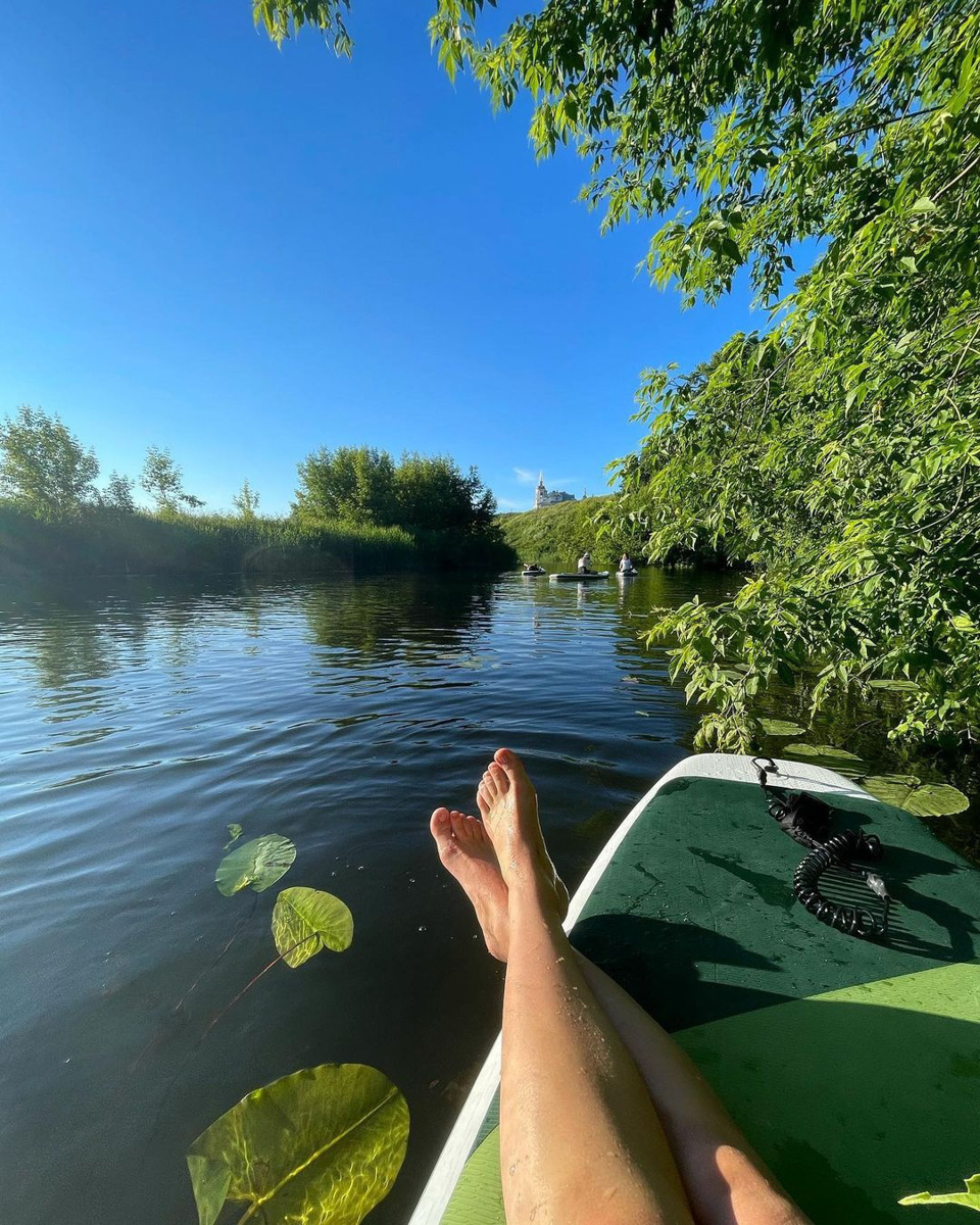 Вы успели прокатиться этим летом на сапе? Если нет, тогда заканчивайте свои дела пораньше и срочно к воде. Лучше на Каменку, но можно и в Загородный парк. У вас остался последний теплый день, чтобы насладиться моментом. А пока заряжаемся энергией от тех, кто уже познал смысл данного развлечения и даже принял участие в первом сап-карнавале!