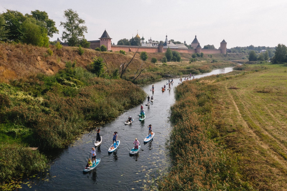 Вы успели прокатиться этим летом на сапе? Если нет, тогда заканчивайте свои дела пораньше и срочно к воде. Лучше на Каменку, но можно и в Загородный парк. У вас остался последний теплый день, чтобы насладиться моментом. А пока заряжаемся энергией от тех, кто уже познал смысл данного развлечения и даже принял участие в первом сап-карнавале!