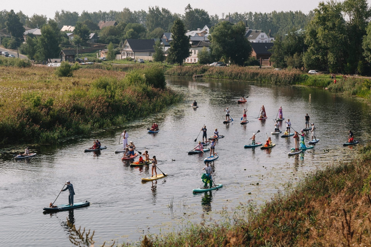 Вы успели прокатиться этим летом на сапе? Если нет, тогда заканчивайте свои дела пораньше и срочно к воде. Лучше на Каменку, но можно и в Загородный парк. У вас остался последний теплый день, чтобы насладиться моментом. А пока заряжаемся энергией от тех, кто уже познал смысл данного развлечения и даже принял участие в первом сап-карнавале!
