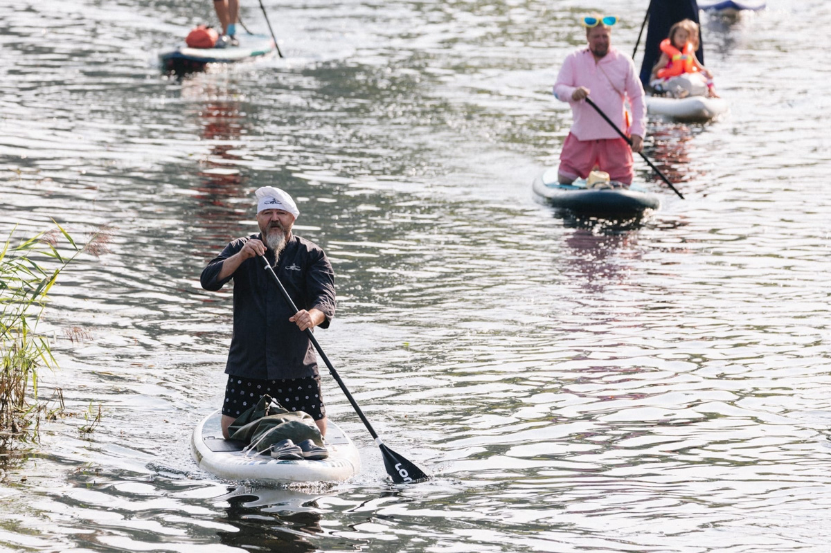 Вы успели прокатиться этим летом на сапе? Если нет, тогда заканчивайте свои дела пораньше и срочно к воде. Лучше на Каменку, но можно и в Загородный парк. У вас остался последний теплый день, чтобы насладиться моментом. А пока заряжаемся энергией от тех, кто уже познал смысл данного развлечения и даже принял участие в первом сап-карнавале!