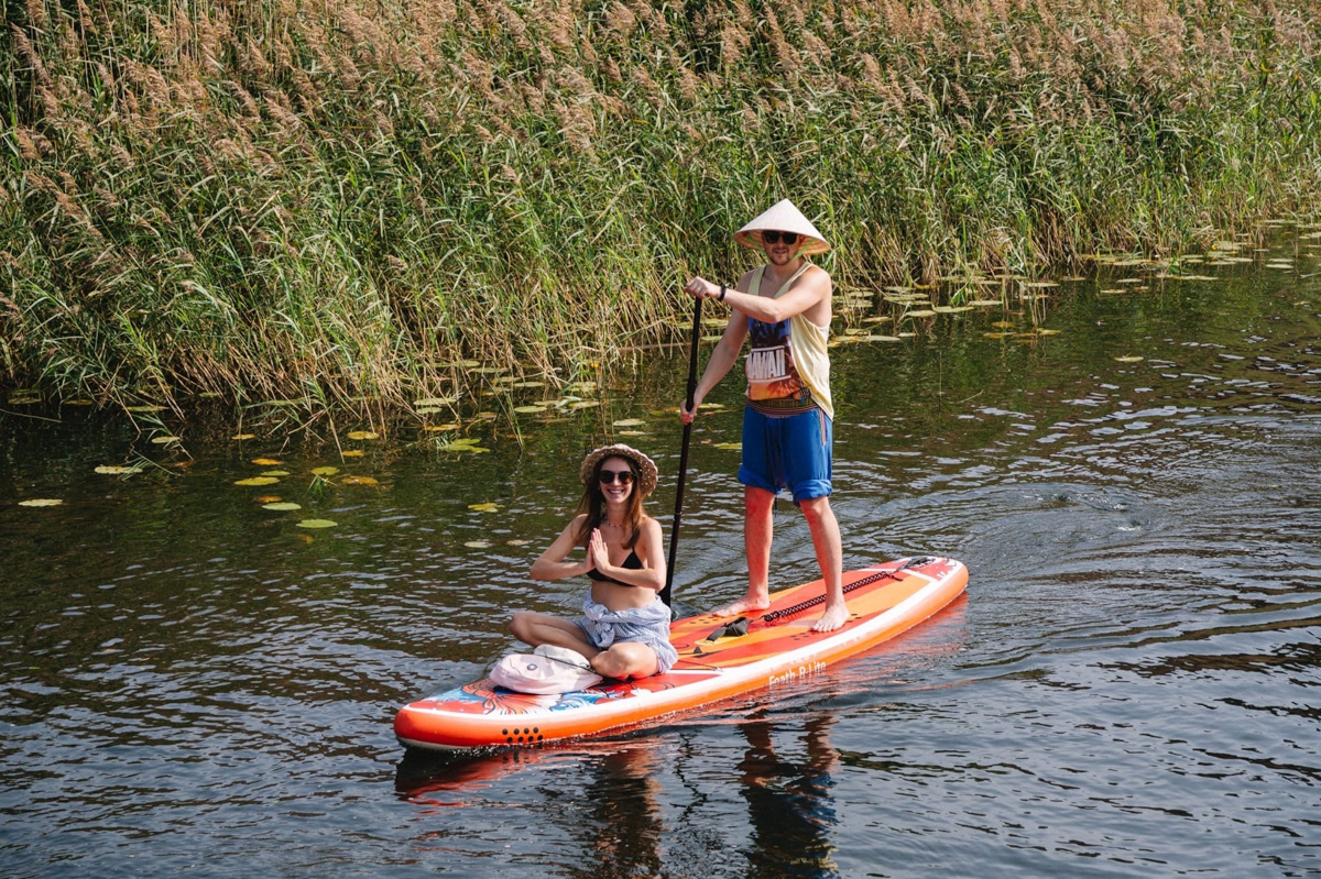 Вы успели прокатиться этим летом на сапе? Если нет, тогда заканчивайте свои дела пораньше и срочно к воде. Лучше на Каменку, но можно и в Загородный парк. У вас остался последний теплый день, чтобы насладиться моментом. А пока заряжаемся энергией от тех, кто уже познал смысл данного развлечения и даже принял участие в первом сап-карнавале!