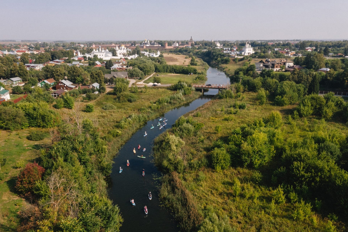 Вы успели прокатиться этим летом на сапе? Если нет, тогда заканчивайте свои дела пораньше и срочно к воде. Лучше на Каменку, но можно и в Загородный парк. У вас остался последний теплый день, чтобы насладиться моментом. А пока заряжаемся энергией от тех, кто уже познал смысл данного развлечения и даже принял участие в первом сап-карнавале!