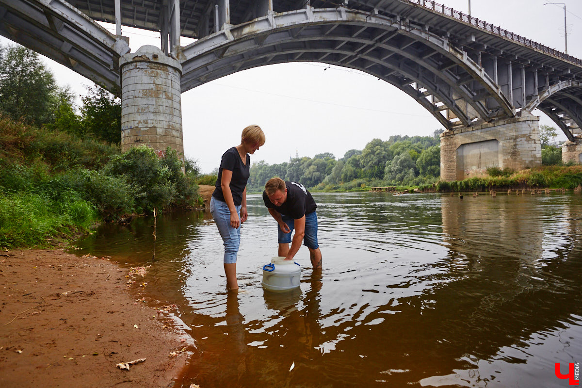 Осетры – ровесники динозавров. Рыбы редкие, краснокнижные настолько, что во Владимирской области в дикой природе почти не встречаются. Но бизнесмен Илья Рожков ежегодно старается исправить ситуацию. На этот раз мы поучаствовали в добром деле вместе с ним.