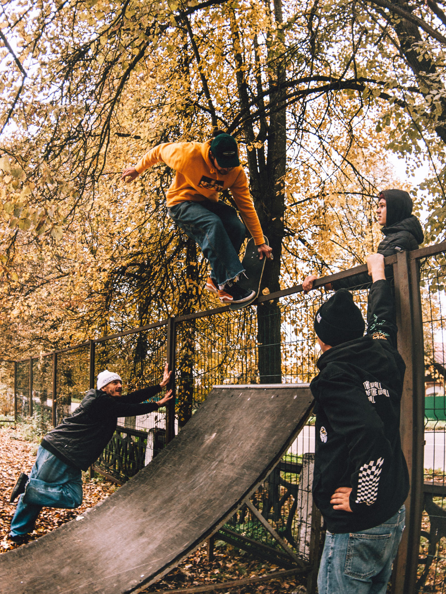 Примерно с 2014 года во Владимирской области и на территории её центра скейтбординг «завял»: ушли крупные тематические ивенты и соревнования, а за организацию никому браться не хотелось. Кроме братьев Бердичевских, называющих свой прошлогодний локальный контест в Кольчугино «приколом», но готовых приколоться ещё раз. Кстати, этой осенью приглашенные чемпионы страны также заедут во Владимир!