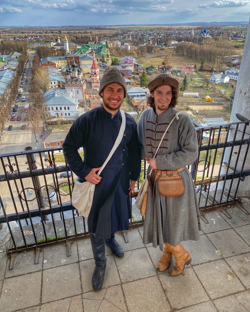 Экскурсовод из Владимира Александр Варламов принял участие в шоу, которое ведут до боли знакомые лица – Антон Комолов и Валерия Дергилева. На программу молодой человек приехал в костюме крестьянина ХIХ века. Нашему изданию он поведал, почему выбрал именно такой образ.