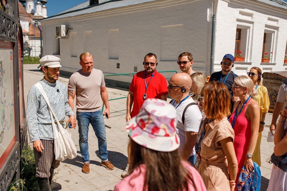 Экскурсовод из Владимира Александр Варламов принял участие в шоу, которое ведут до боли знакомые лица – Антон Комолов и Валерия Дергилева. На программу молодой человек приехал в костюме крестьянина ХIХ века. Нашему изданию он поведал, почему выбрал именно такой образ.