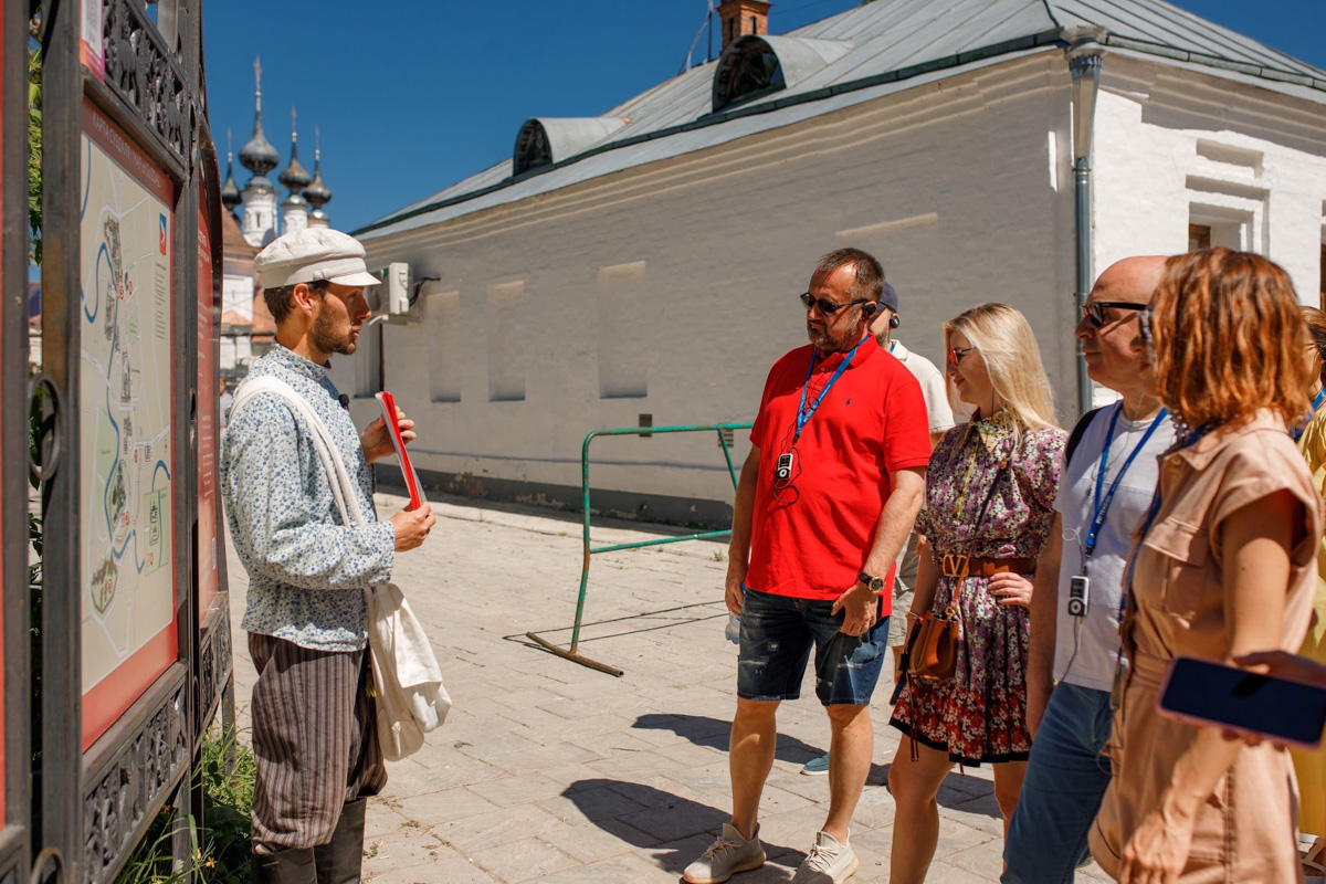 Экскурсовод из Владимира Александр Варламов принял участие в шоу, которое ведут до боли знакомые лица – Антон Комолов и Валерия Дергилева. На программу молодой человек приехал в костюме крестьянина ХIХ века. Нашему изданию он поведал, почему выбрал именно такой образ.