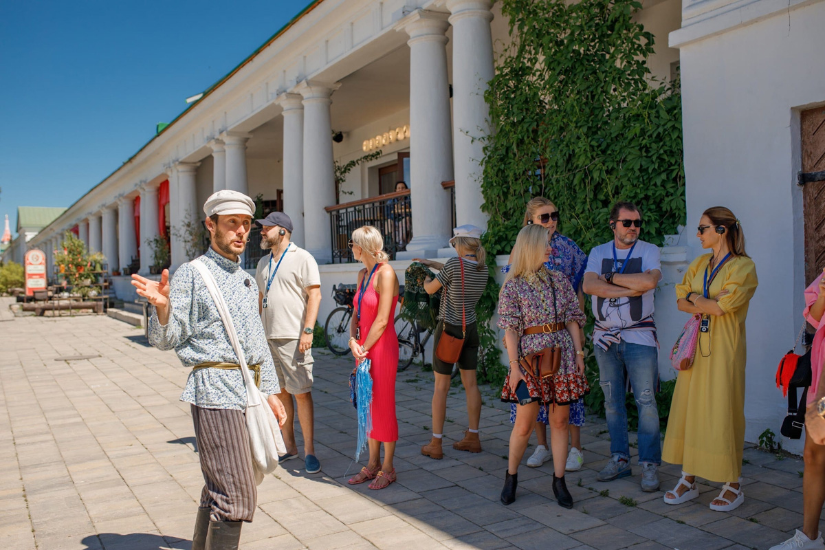 Экскурсовод из Владимира Александр Варламов принял участие в шоу, которое ведут до боли знакомые лица – Антон Комолов и Валерия Дергилева. На программу молодой человек приехал в костюме крестьянина ХIХ века. Нашему изданию он поведал, почему выбрал именно такой образ.