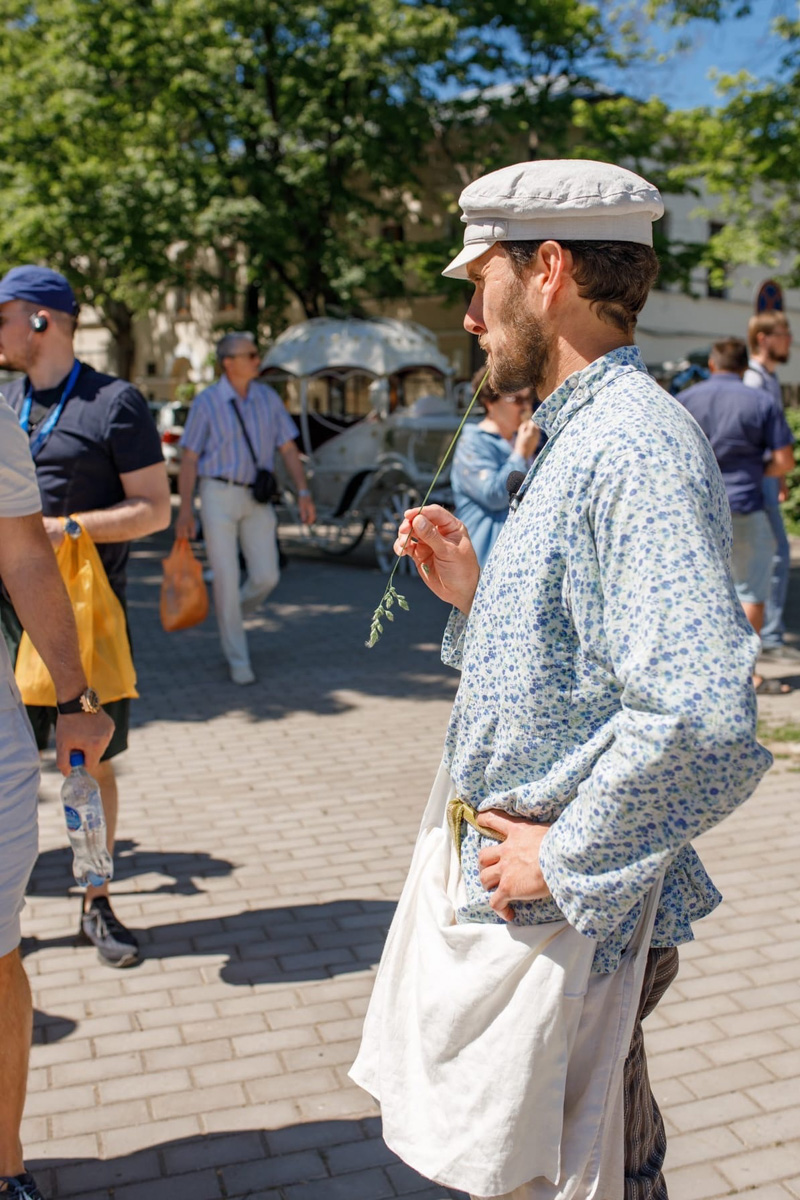 Экскурсовод из Владимира Александр Варламов принял участие в шоу, которое ведут до боли знакомые лица – Антон Комолов и Валерия Дергилева. На программу молодой человек приехал в костюме крестьянина ХIХ века. Нашему изданию он поведал, почему выбрал именно такой образ.
