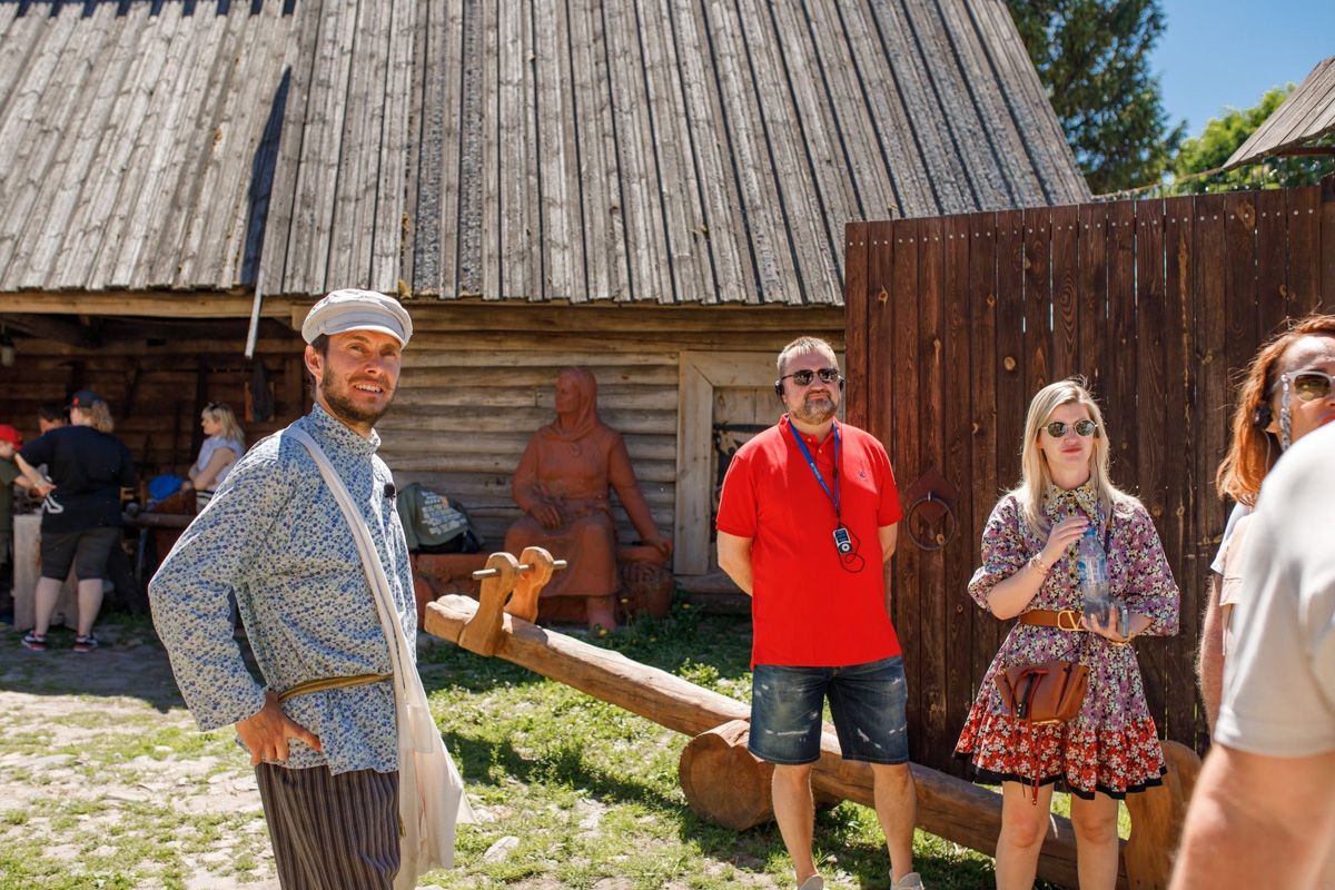 Экскурсовод из Владимира Александр Варламов принял участие в шоу, которое ведут до боли знакомые лица – Антон Комолов и Валерия Дергилева. На программу молодой человек приехал в костюме крестьянина ХIХ века. Нашему изданию он поведал, почему выбрал именно такой образ.